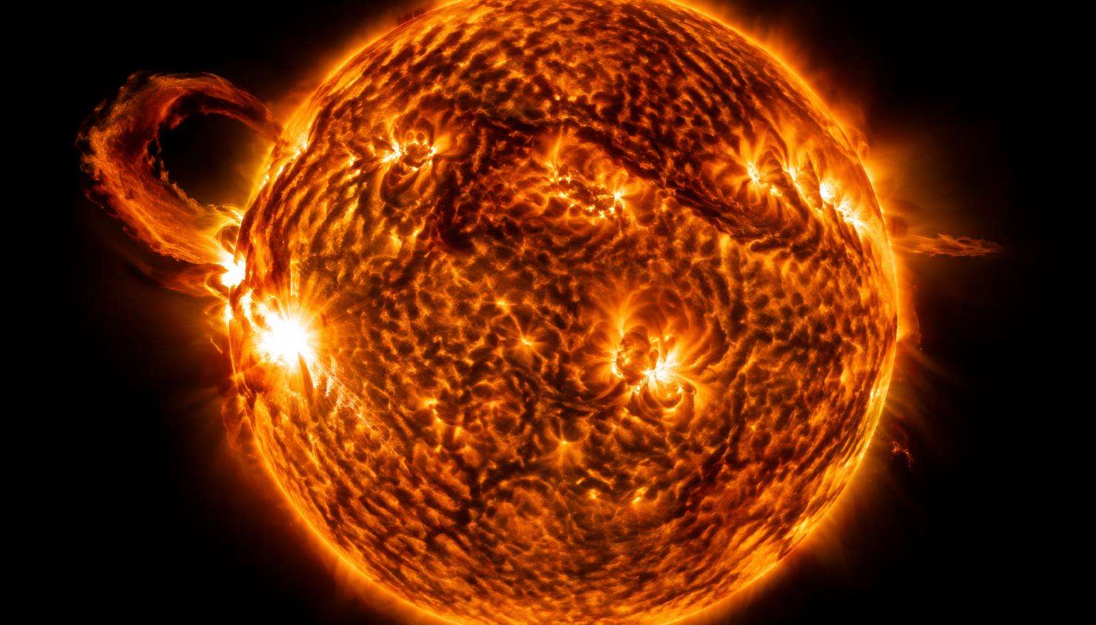 Solens ytterst aktiva yta med protuberanser och magnetiska bågar, avbildad i extremt ultraviolett ljus.